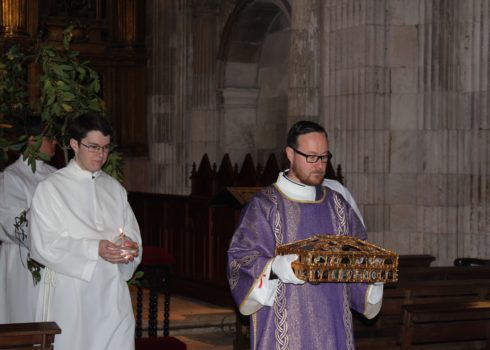 Diácono y grupo seminaristas con las reliquias en la Caja de las Ágatas