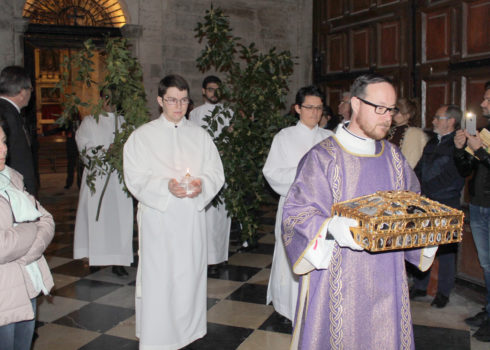 Diácono y grupo seminaristas con las reliquias en la Caja de las Ágatas