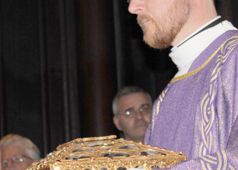 Diácono y grupo seminaristas con las reliquias en la Caja de las Ágatas