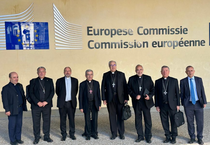 Mons. Jesús Sanz visita la sede de la COMECE y de la Comisión Europea, en Bruselas, junto con una Delegación de la CEE
