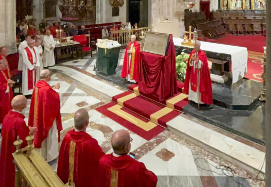 Inicio del Jubileo de la Santa Cruz en la Catedral: «Cristo en la Cruz nos aguarda para abrazarnos»