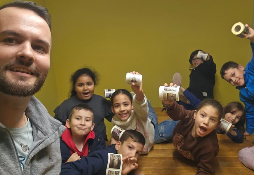 Una revista y álbum de cromos para conocer mejor la parroquia