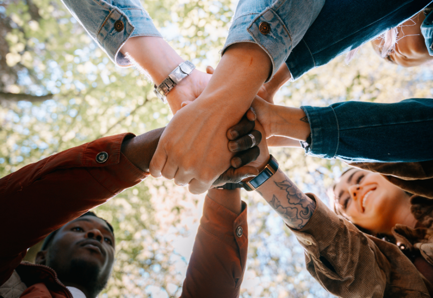 La regularización de las personas sin papeles, un «acto de dignidad humana y social»