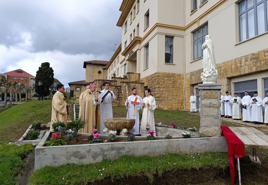 Nuestra Señora de la Asunción preside ya el jardín de la residencia de los seminaristas