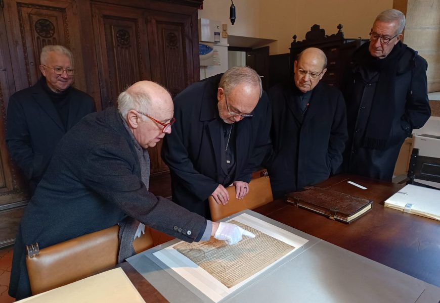 El Arzobispo de Oviedo, Mons. Jesús Sanz, realiza una visita pastoral a la Catedral